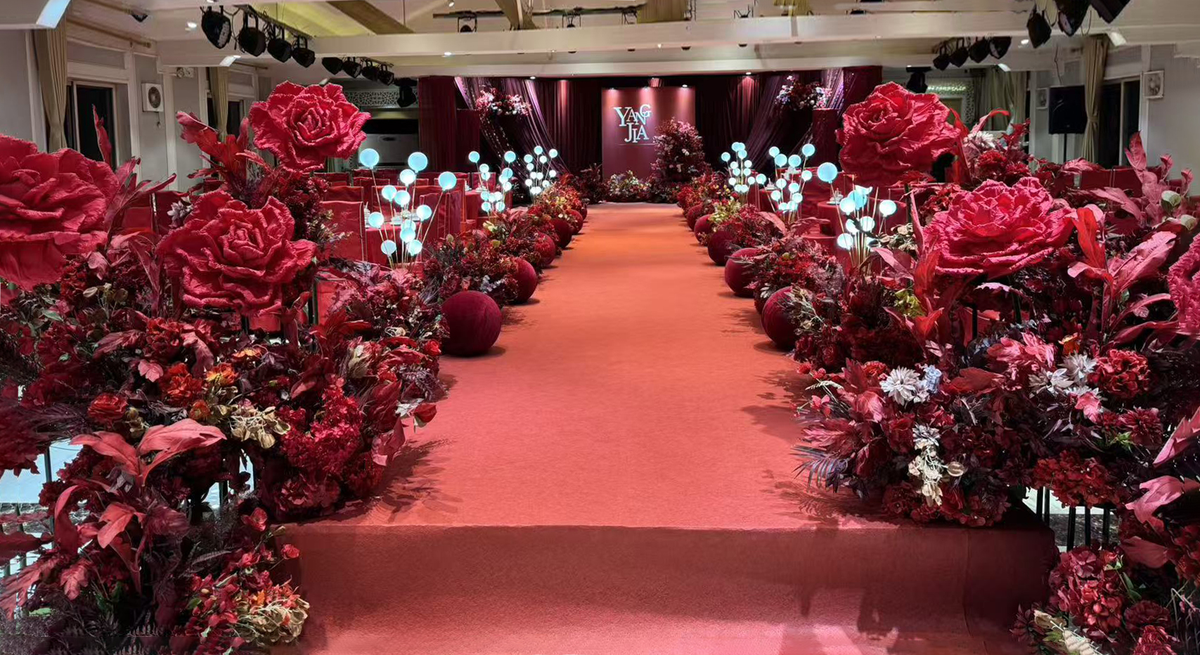 红金主题婚礼现场花海T台